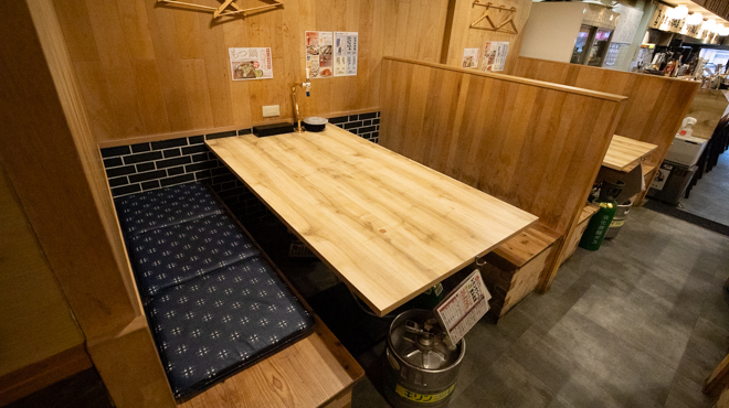 焼肉ホルモン かむら精肉店 - メイン写真:1F居酒屋席　テーブル3