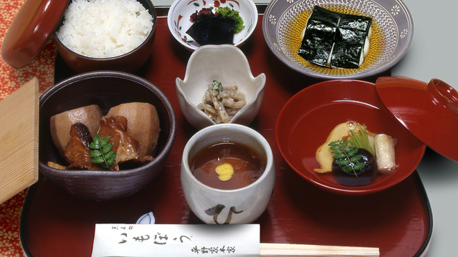 いもぼう 平野家本家 - 料理写真:「いもぼう花御膳」いもぼう、とろろ海苔巻、京豆腐吉野葛餡かけなど７品の御膳です。