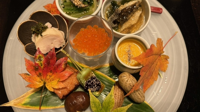 和食 了寛 - 料理写真:前菜　小松菜のお浸し　銀杏麩の田楽　鮑の酒蒸し　いくら醤油漬け　菜彩鶏の酒蒸し　あおり鳥賊の薩摩揚げ　栗渋皮煮　他