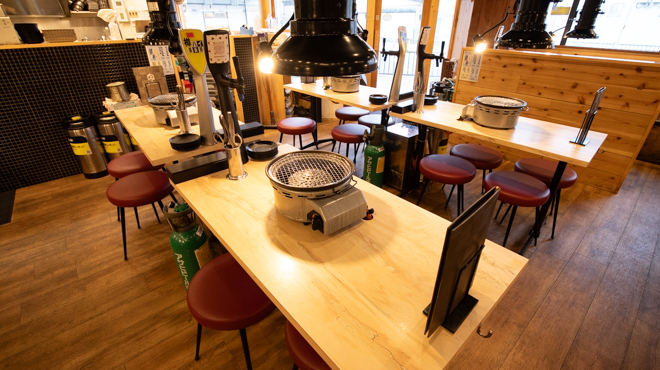 焼肉ホルモン かむら精肉店 - メイン写真:テーブル