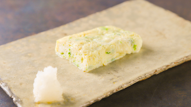 つきじ 文化人 - メイン写真:青さ海苔の出汁巻き卵（長崎県七ツ釜産平飼い卵）