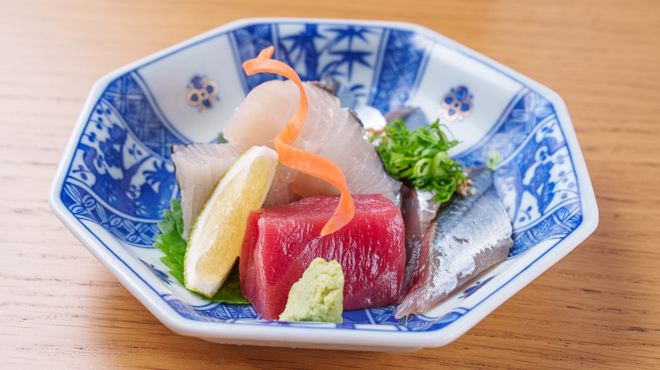 和風酒場 亀次郎 - メイン写真:刺身三種盛り合わせ