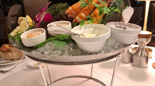 キングダム - 料理写真:高さを出した迫力ある演出だ。