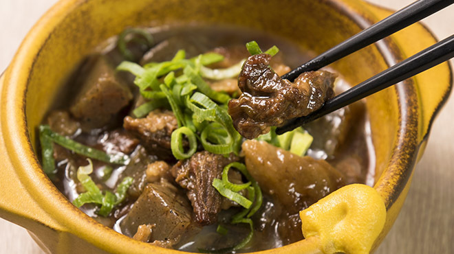 真碕 - メイン写真:店内で8時間煮込んだ逸品