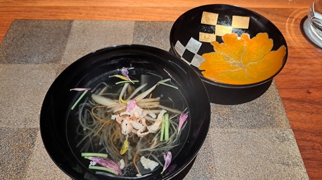 青碧蒼 - 料理写真:椀物。　アグー豚は脂身の部分を活かしコクを与え、菊花を散らした。