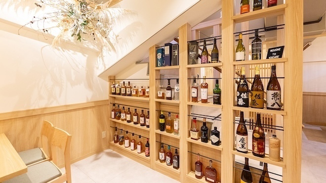 よせみて - メイン写真:お酒の棚