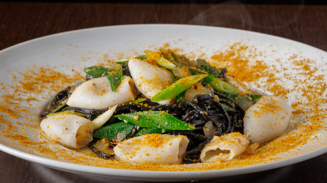 オステリア　オルカドーロ - メイン写真:ヤリイカ・九条ネギ・ペペロンチーノ・サルディーニャ産カラスミがけ　イカスミのタリオリーニ