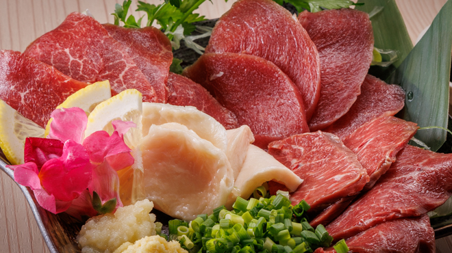 知多牛焼肉と馬肉 虹 - メイン写真:馬刺盛り合わせ4種
