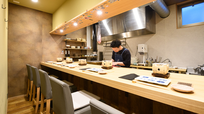 焼肉三日月 - メイン写真:ゆったりとしたカウンター空間