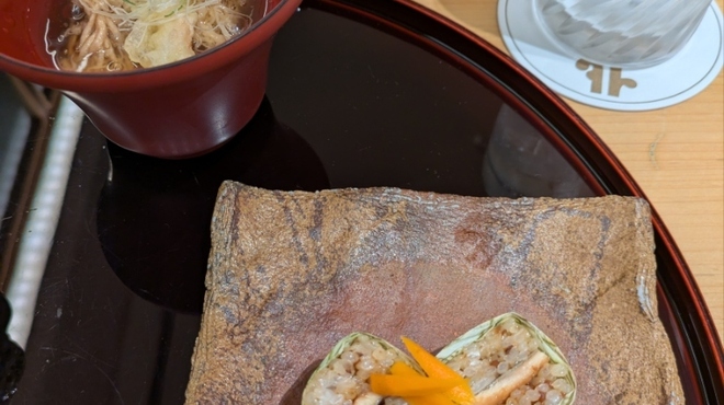 花外楼 - 料理写真:奥のお蕎麦は初めての食感