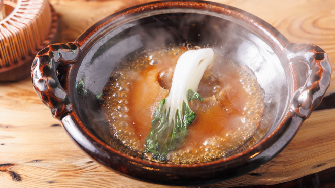 中国飯店 春秋 - 料理写真:上海式 フカヒレの土鍋醤油姿煮込み