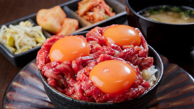 焼肉くろちゃん - メイン写真:ユッケ丼（ランチ）