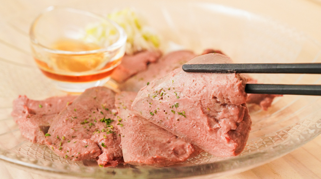 肉魚酒 ハルキチ - メイン写真:プルプル合法レバ刺し　はし上げ