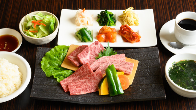 トトリ - 料理写真:ランチ トトリランチ和牛カイノミ、和牛リブカルビ、和牛特選サガリ、キムチ、ナムル、サラダ、スープ、ライス、ドリンク付