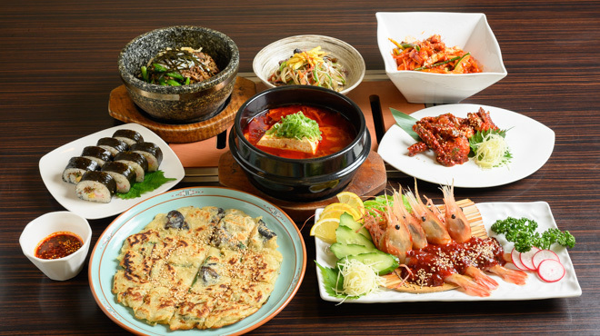 トトリ - 料理写真:韓国料理 ボタンエビのセウジャントトリ風、キンパ、石焼ビビンパ、チャプチェ、チヂミ、白菜コッチョリ、ケジャン、純豆腐チゲ