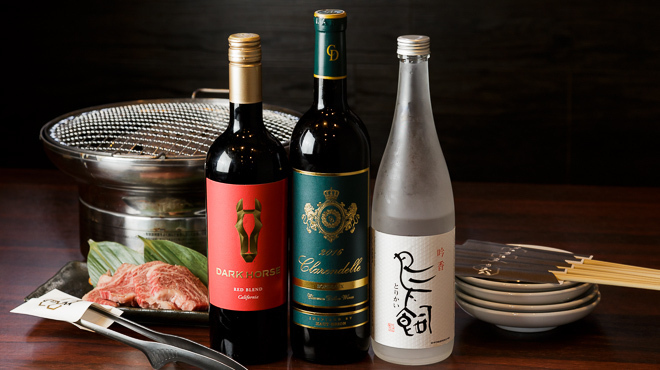 肉處 六 - メイン写真:お肉に合わせたお酒、ボトル、グラスでもご用意してます。