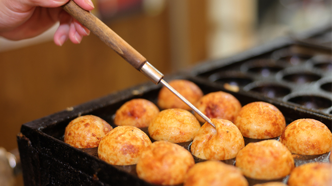 たこ焼きバル 徳次郎 - メイン写真:たこ焼き　やいている所