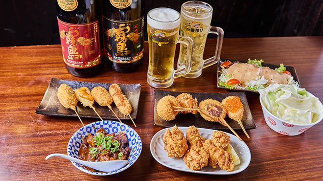 串カツ　おいでおいで - メイン写真:ドリンクと料理の集合写真のようなもの