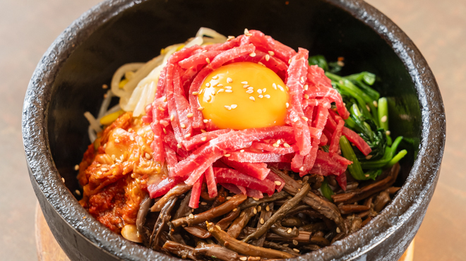 白頭山 - メイン写真:石焼ユッケビビンバ