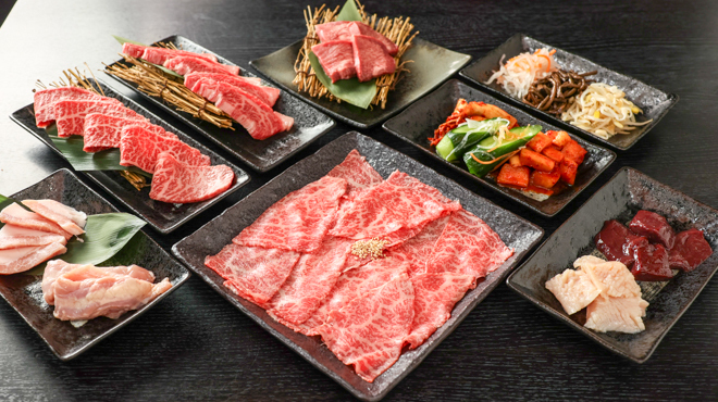 食彩和牛しげ吉 - メイン写真:料理複数　キムチの盛り合わせとナムル