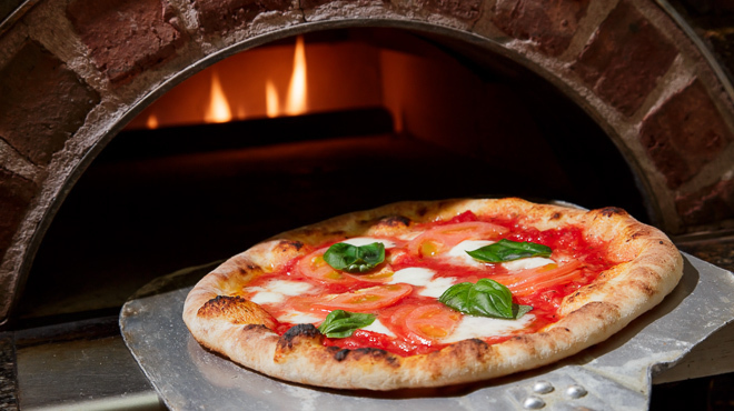 Tenerezza - メイン写真:カマでピッツァを焼いています。