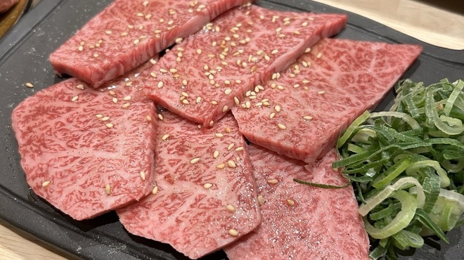 炭火焼肉しんちゃん - メイン写真: