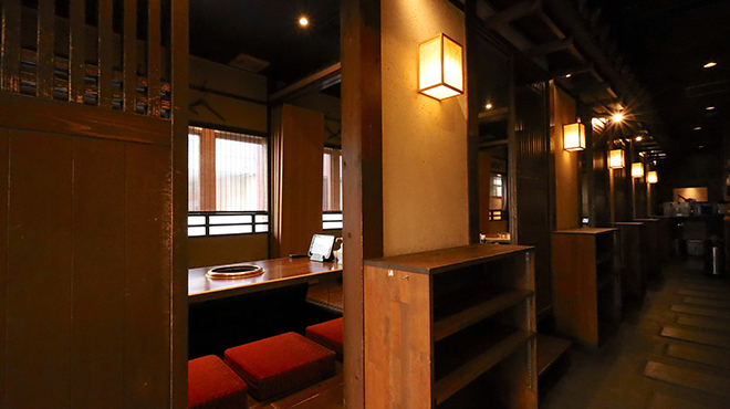 炭火焼肉 笑門来福 - メイン写真:内観