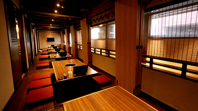 炭火焼肉 笑門来福 - メイン写真:内観