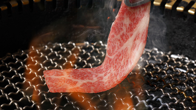 炭火焼肉 笑門来福 - メイン写真:お肉焼いているシーン