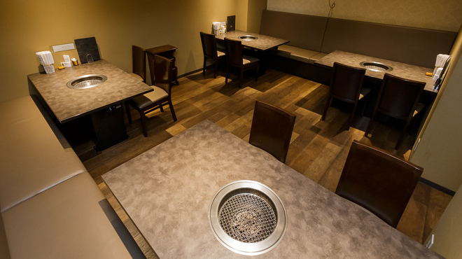 大邱家 - メイン写真:2Fテーブル席　4名掛け（ブラインド仕切り半個室風）全16席御利用可能