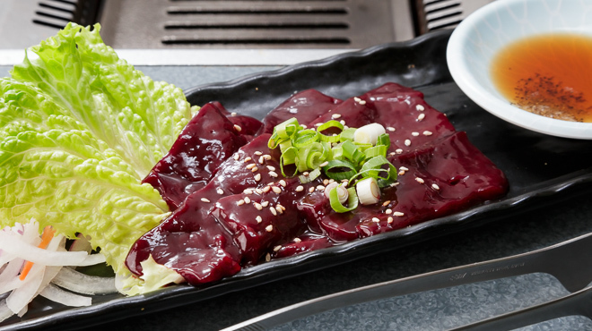 大邱家 - メイン写真:和牛極上塩レバー。必ず炙ってからお召上がりください。