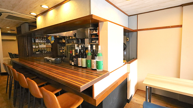 ビストロ馬四郎 - メイン写真:内観（カウンター）