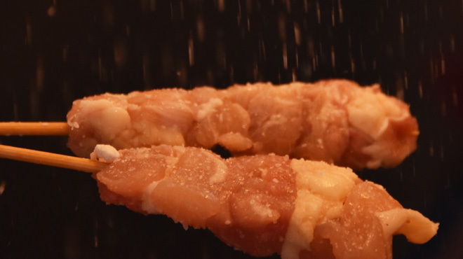 焼鳥 あらい - メイン写真:塩を振っている