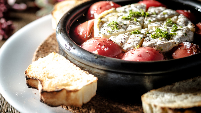 ASADOR EL CIELO - 料理写真:一番人気！トマトとカマンベールチーズのアヒージョ