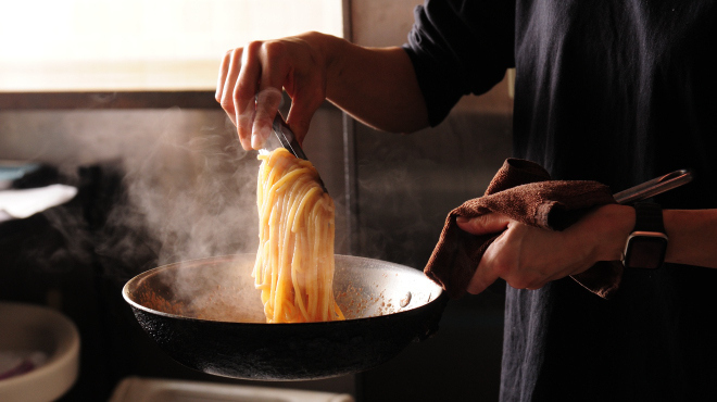 PASTAVOLA - メイン写真:パスタ盛り付けシーン