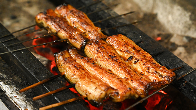 三好 - メイン写真:炭火を使い、焼いています。