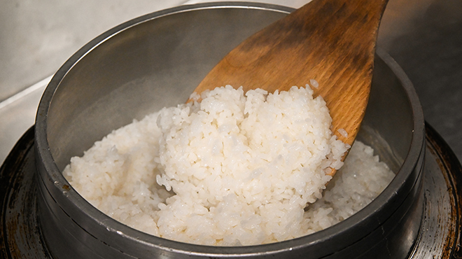 三好 - メイン写真:炭を使い、かまどで炊き上げています。