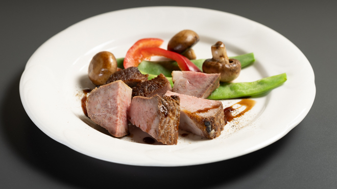 Di-Shiner - 料理写真:メス牛の黒毛和牛のイチボなどこだわりのお肉