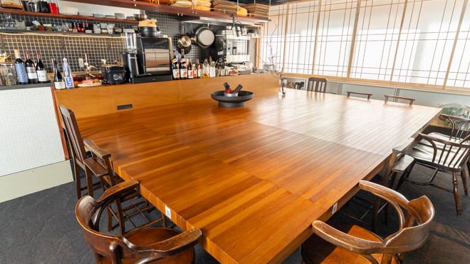 和韓ブランチ 熾き火 - メイン写真:ゆっくりくつろげる、炭木と木のオブジェのある大テーブルです。