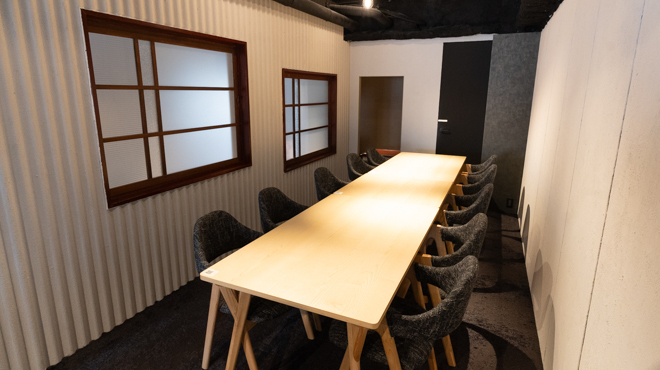 和韓ブランチ 熾き火 - メイン写真:座り心地のよい椅子と木のテーブル。10名様までパーティにもお使い頂けます。