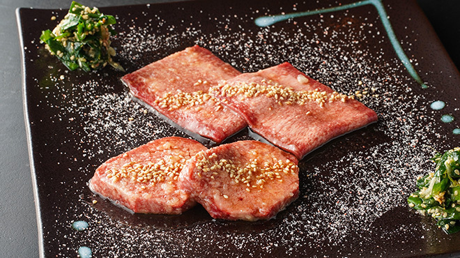 焼肉 うしいち - メイン写真:厳選熟成タン2種