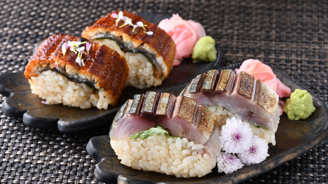 ジャポニカスタンド - メイン写真:鰻の棒寿司　鯖の棒寿司