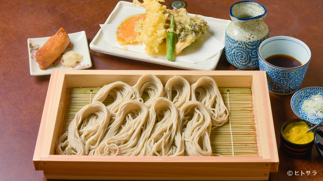 桂屋 - 料理写真:ツルツルとしたのど越しが格別。盛り付けも美しい『天付きへぎそばセット』（写真は1人前）
