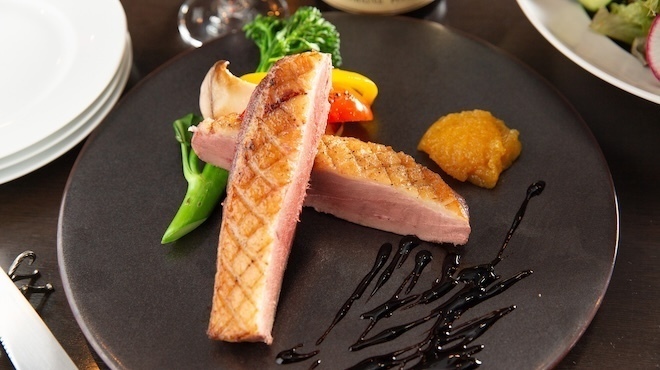 YOKA wine Otsuka - メイン写真:丸ごと1枚！！マグレ鴨胸肉のロースト