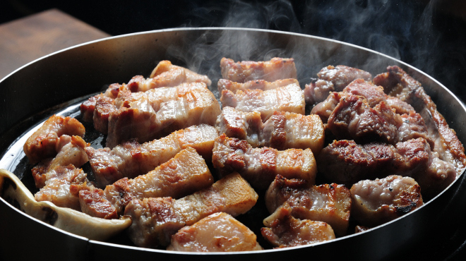 韓国料理 ブルバム - メイン写真:肉焼きシーン