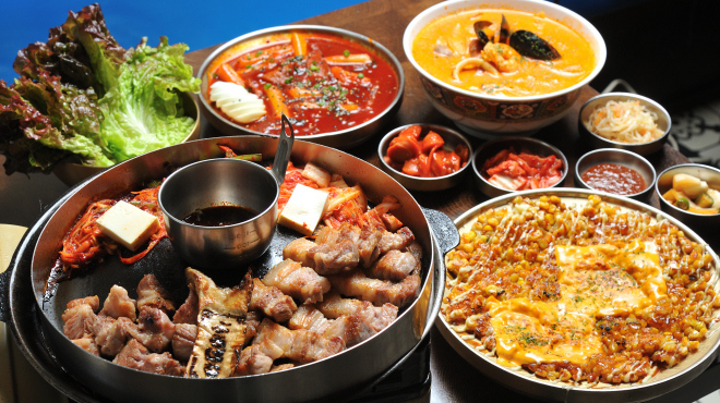 韓国料理 ブルバム - メイン写真:肉と料理のセット
