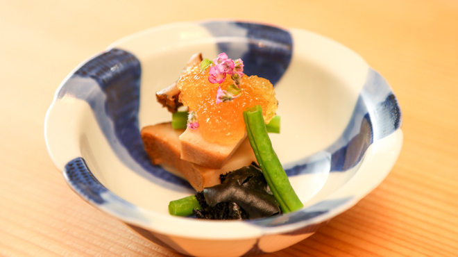 お料理 加瀬 - メイン写真:蒸し鮑のジュレ掛け