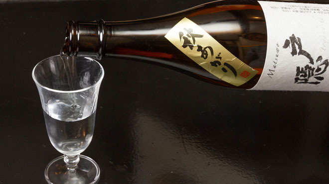 サケノサカナハル - メイン写真:日本酒注いでいる所