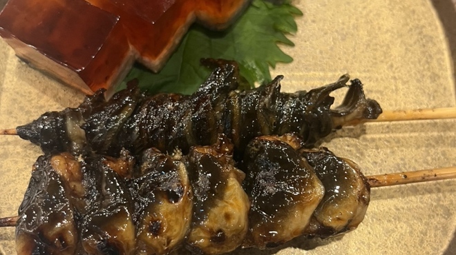 割烹 蒲焼 大沼 - 料理写真:うなぎ串盛１３００円。カブト、ヒレ巻きは、ウナ串屋さんで必ずオーダーする品です。老舗でいただくお味もなかなかです。煮凝りもセットで嬉しい悲鳴です