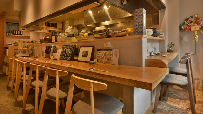 おばんざい割烹 巡る - メイン写真:一階カウンター